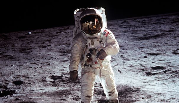 Une plaque souvenir d'Apollo 11 vendue 468 500 dollars