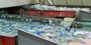 Le recyclage des bouteilles plastique ne coule pas de source