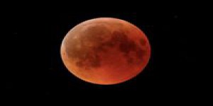 Une éclipse 'cercle de feu' de la lune fait le bonheur de nombreux astronomes amateurs