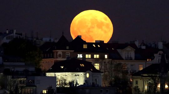 Astronomie : ce mardi soir, vous pourrez admirer la 'Super-Lune rose'