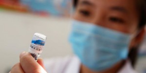 La Chine autorise un premier vaccin contre le Covid-19, mais pour quelle efficacité?