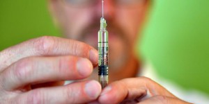 Vaccins anti-Covid : faut-il infecter des humains pour accélérer les essais ?