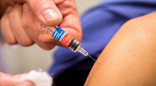 Covid-19 : le Royaume-Uni a-t-il raison de vacciner si tôt sa population ?