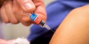 Covid-19 : le Royaume-Uni a-t-il raison de vacciner si tôt sa population ?