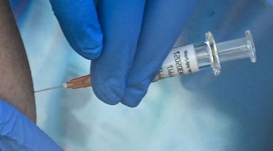 Vaccination : un début de campagne 'symbolique', avant une accélération mi-janvier