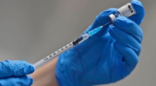 Vaccins : 'Nous avons besoin de moyens pour la surveillance des effets indésirables'