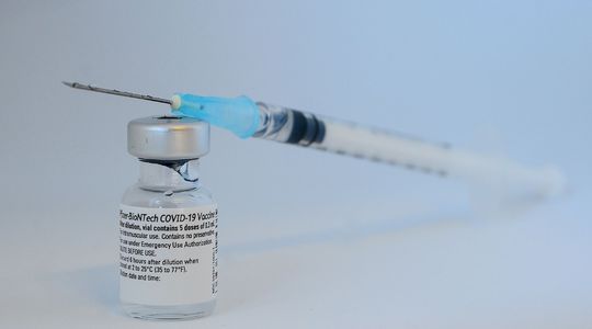 Covid-19 : espacer les doses de vaccins pour toucher plus de monde, la bonne solution ?