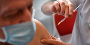 Vaccins : entre les médecins et les pharmaciens, la guerre des doses est déclarée