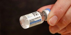 Vaccin Johnson & Johnson : la balance bénéfice/risque reste 'positive', juge l'EMA