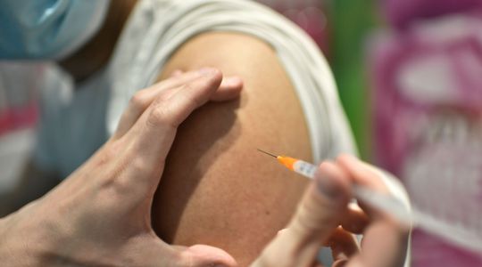 Vaccin ARNm de Moderna contre le VIH : quatre questions sur des essais cliniques prometteurs