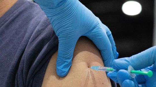 La vaccination peut-elle empêcher les Covid longs ?