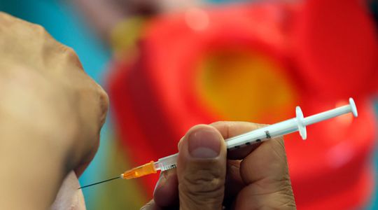 Pour ou contre : faut-il rendre le vaccin contre le Covid-19 obligatoire ?