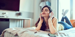 Téléphone, radio, CD... Le son compressé est-il mauvais pour nos oreilles ?