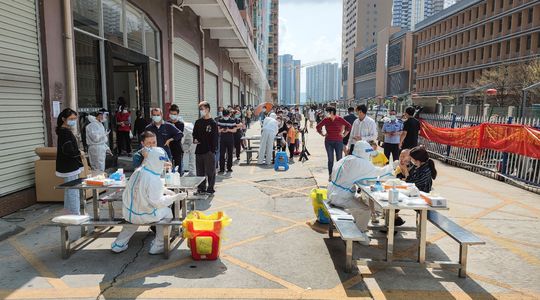 Hausse des hospitalisations à venir en France, record de cas en Chine... Le point sur la pandémie
