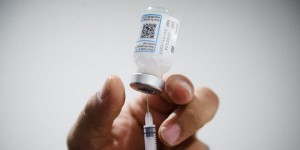 Sécurité, efficacité, 4e dose... Que sait-on des vaccins anti-Covid adaptés à Omicron ?