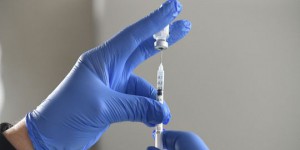 Covid-19 : nouveaux vaccins, nombre de cas, stocks... Comment la France aborde la 8e vague