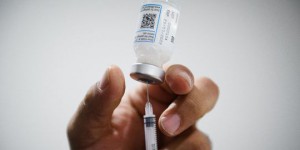 'Des vaccins et des hommes' : dix erreurs et 'fake news' décryptées par le Pr Alain Fischer
