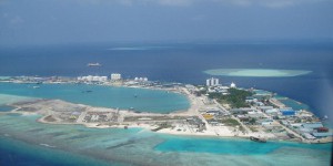 
    Aux Maldives, une île composée de déchets toxiques surgit de la mer  