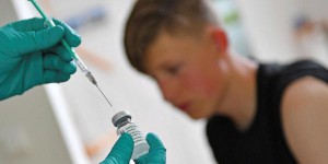 Covid-19 : « L’efficacité du vaccin sur les adolescents doit être relativisée »