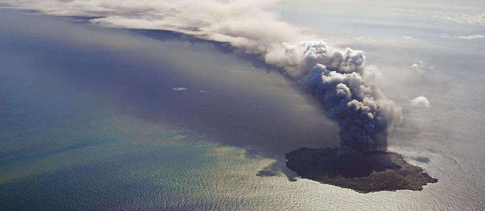 Japon : une petite île apparaît après une éruption volcanique sous-marine