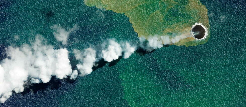 Une éruption volcanique fait naître une île dans l’océan Pacifique
