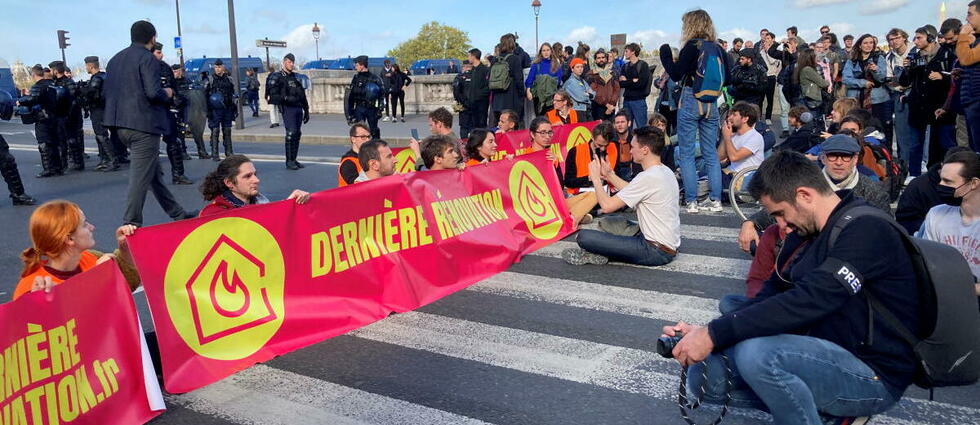 Paris : des militants écologistes bloquent le quai d’Orsay