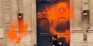 Deux militants écologistes badigeonnent la façade de Matignon de peinture orange