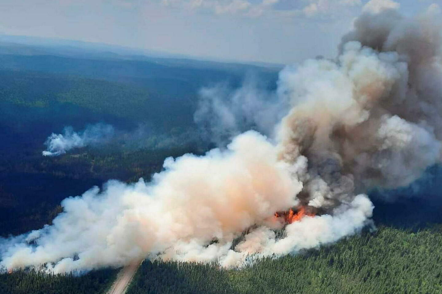 Incendies au Québec : en immersion avec les pompiers français