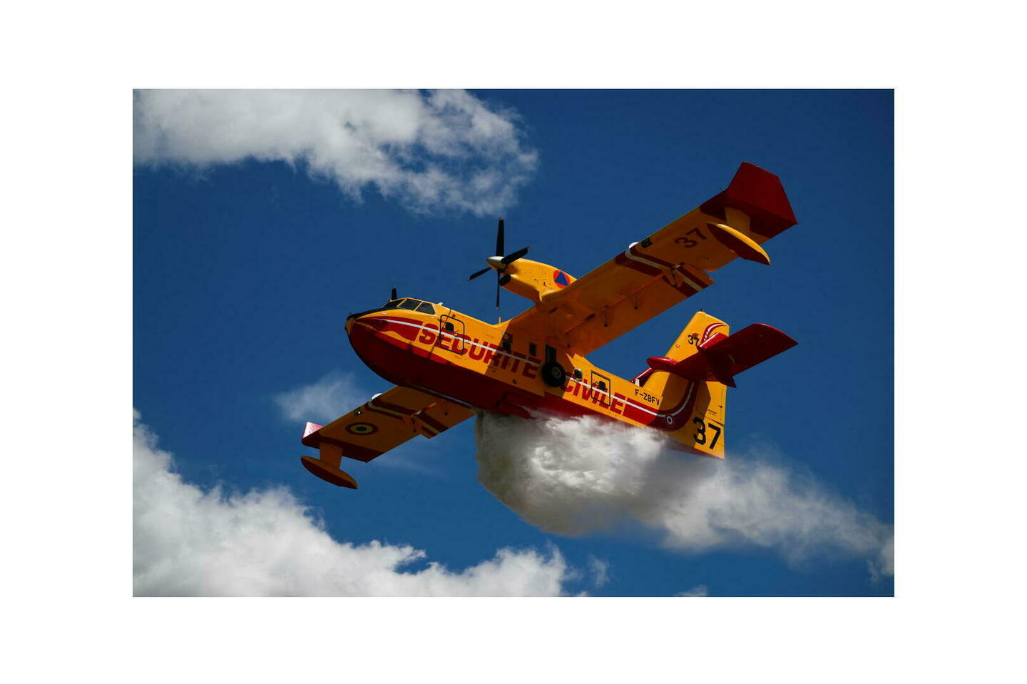 Canadair, hélicoptères, drones… Quels moyens aériens pour lutter contre les incendies en France ?