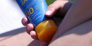 Crème solaire : qu’est-ce que l’octocrylène, substance que l’Anses veut interdire ?