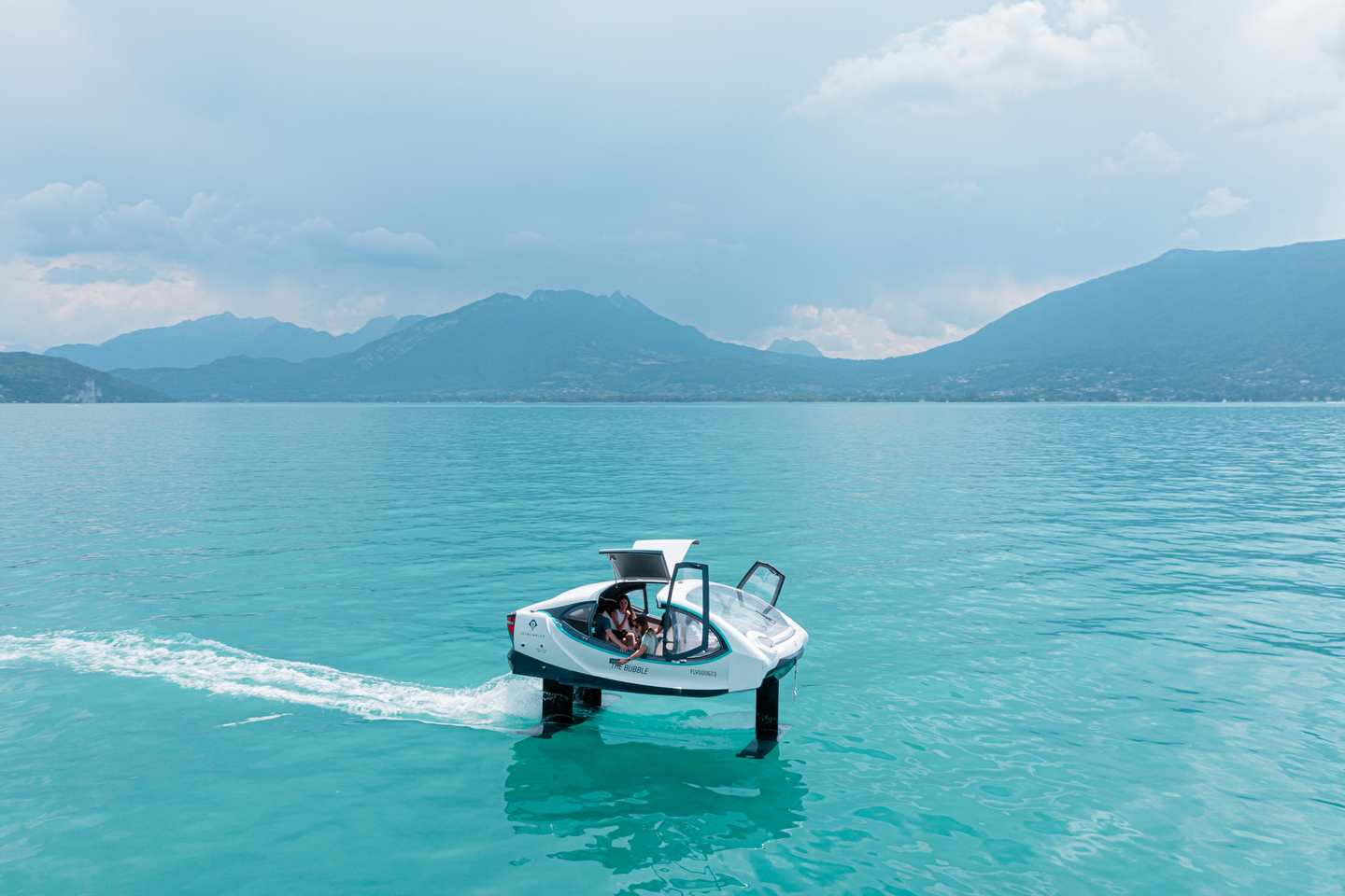SeaBubbles : les bateaux volants entrent en service sur le lac d'Annecy