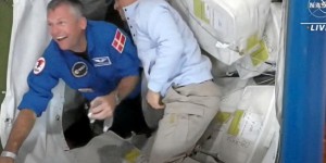 Un astronaute confectionne une mousse au chocolat à bord de l’ISS