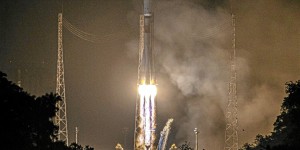 Une fusée Soyouz arrive sur l'ISS avec deux Russes et une Américaine à bord