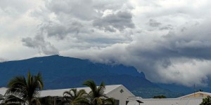 La tempête Candice déferle sur une partie de La Réunion, placée en vigilance rouge orages et pluies