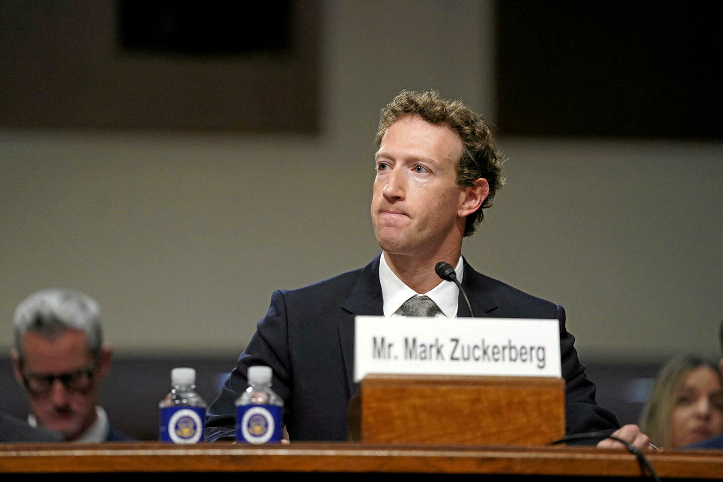 Danger des réseaux sociaux : le créateur de Facebook, Mark Zuckerberg, présente des excuses