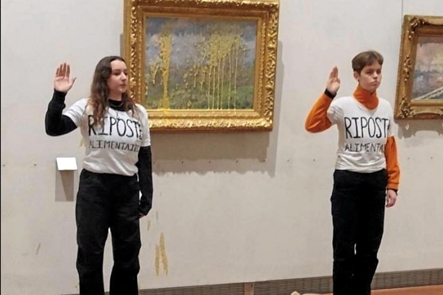 Deux militantes écologistes aspergent de soupe « Le Printemps » de Claude Monet