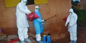 Ebola : 20.000 personnes menacées, l’OMS espère stopper la progression de l’épidémie en 3 mois