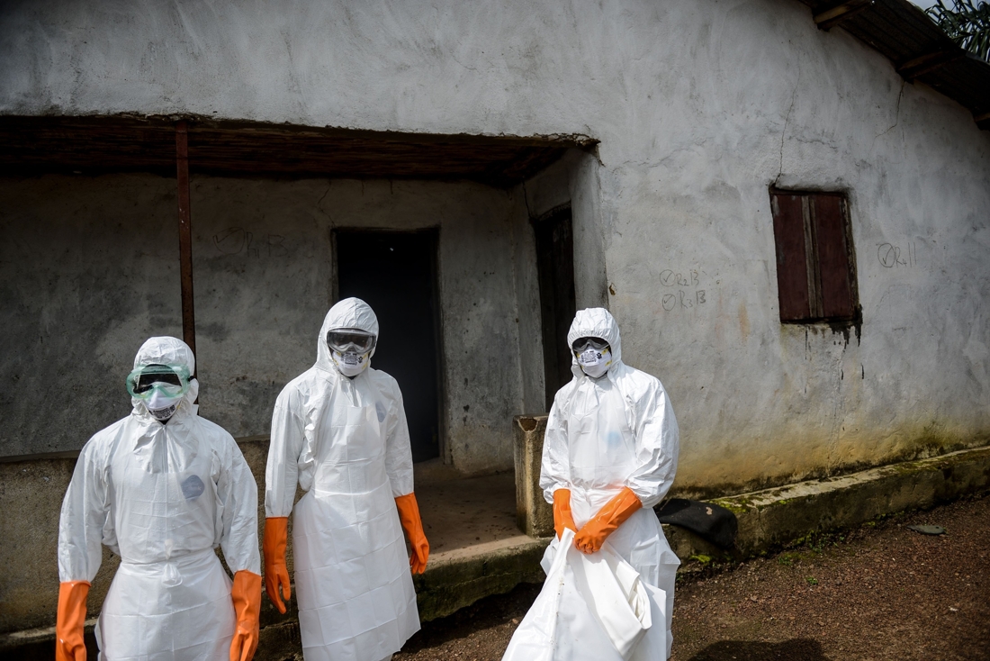 Ebola : la « guerre » contre le virus « n’est pas gagnée » et pourrait prendre six mois