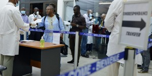 Ebola : les contrôles au départ des aéroports plus efficaces qu’à l’arrivée