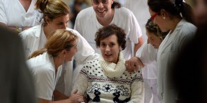 Ebola: l’émouvante sortie de l’hôpital de l’infirmière espagnole