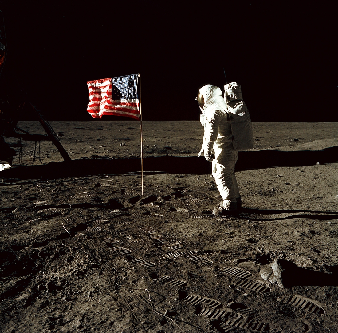 Souvenirs de la lune : la femme de Neil Armstrong les retrouve dans un placard