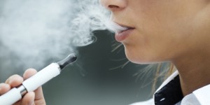 Cigarette électronique : danger du vapotage passif 