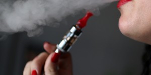 La cigarette électronique inciterait les ados à fumer du tabac 
