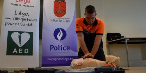 Les policiers liégeois munis de défibrillateurs pour sauver des vies 