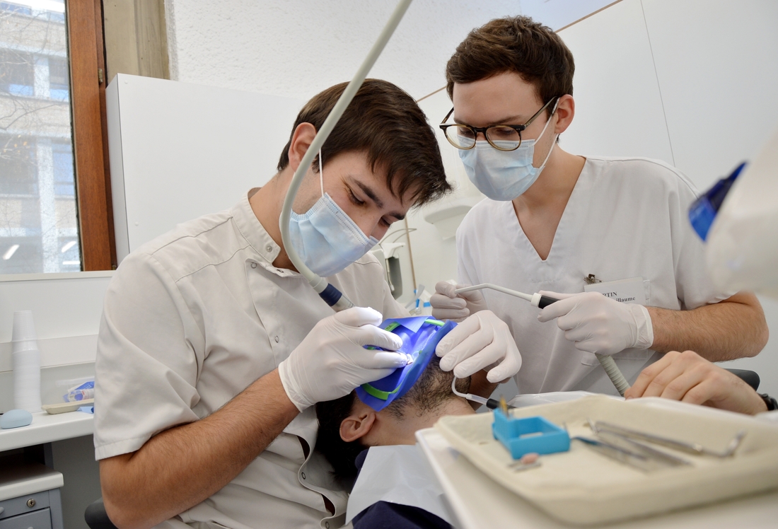 Les apprentis dentistes équipés comme des professionnels 