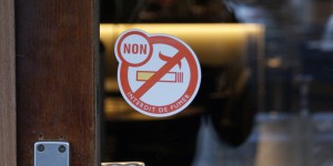 Près de 70 % des fumeurs approuveraient l’interdiction de fumer dans les cafés 