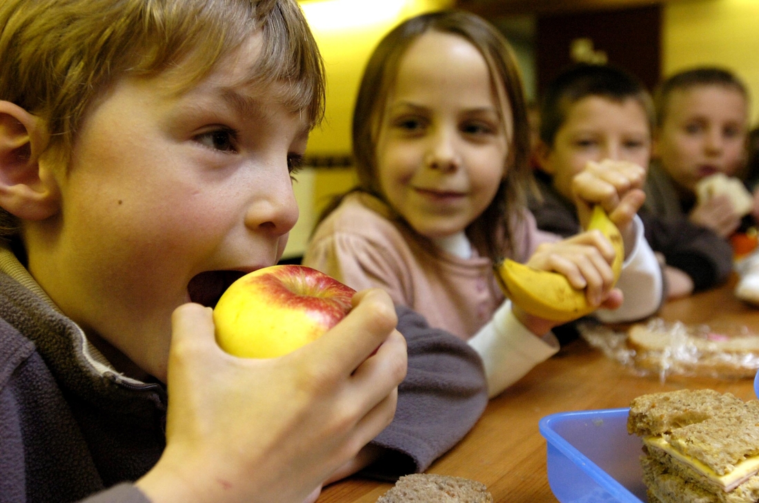 Fruits et de légumes gratuits dans les écoles: l’Europe en fait des tonnes 