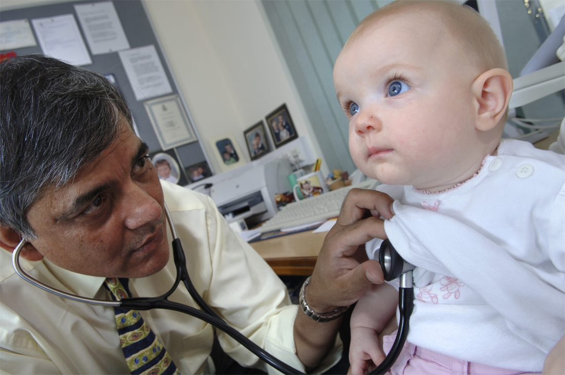 Un bébé sur cinq sans médecin: une question de moyens? 
