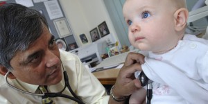 Un bébé sur cinq sans médecin: une question de moyens? 