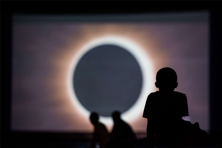 Pas d’éclipse solaire totale dans le ciel belge, mais voici comment l’admirer sur le web 